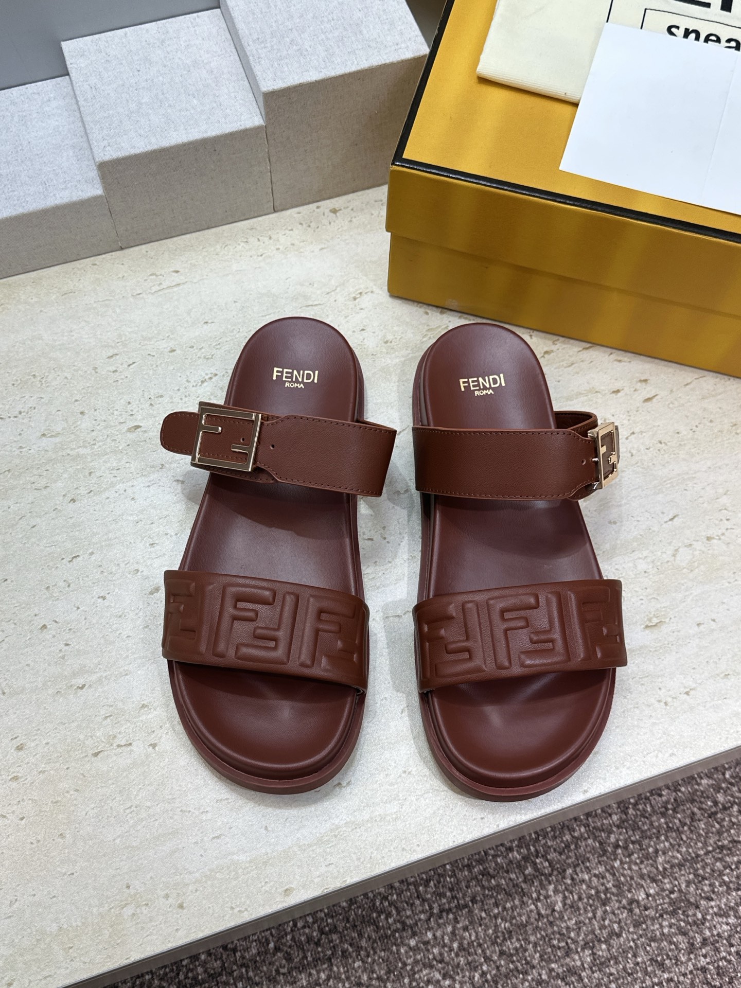 펜디 필 레더 슬라이드