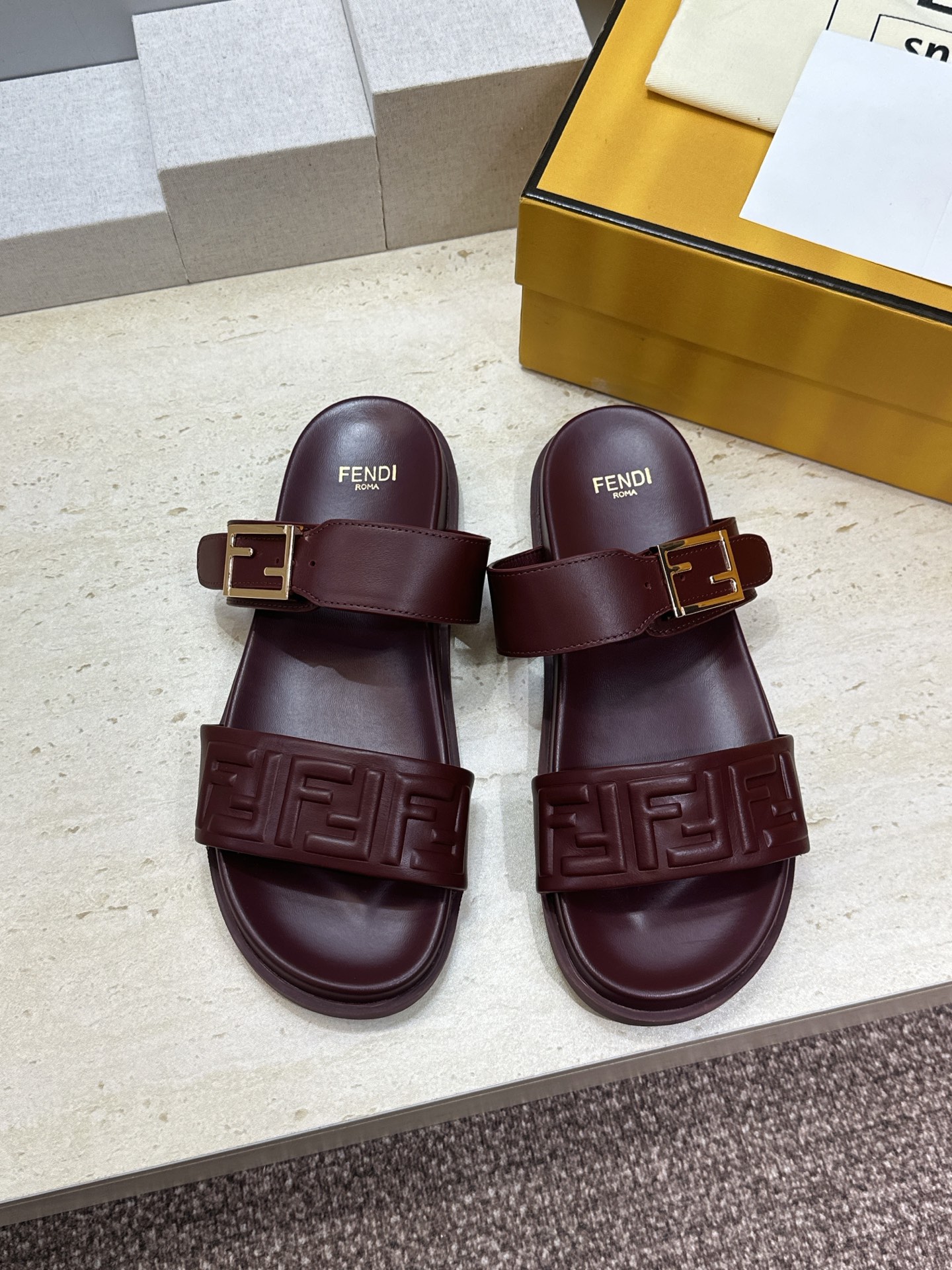 펜디 필 레더 슬라이드