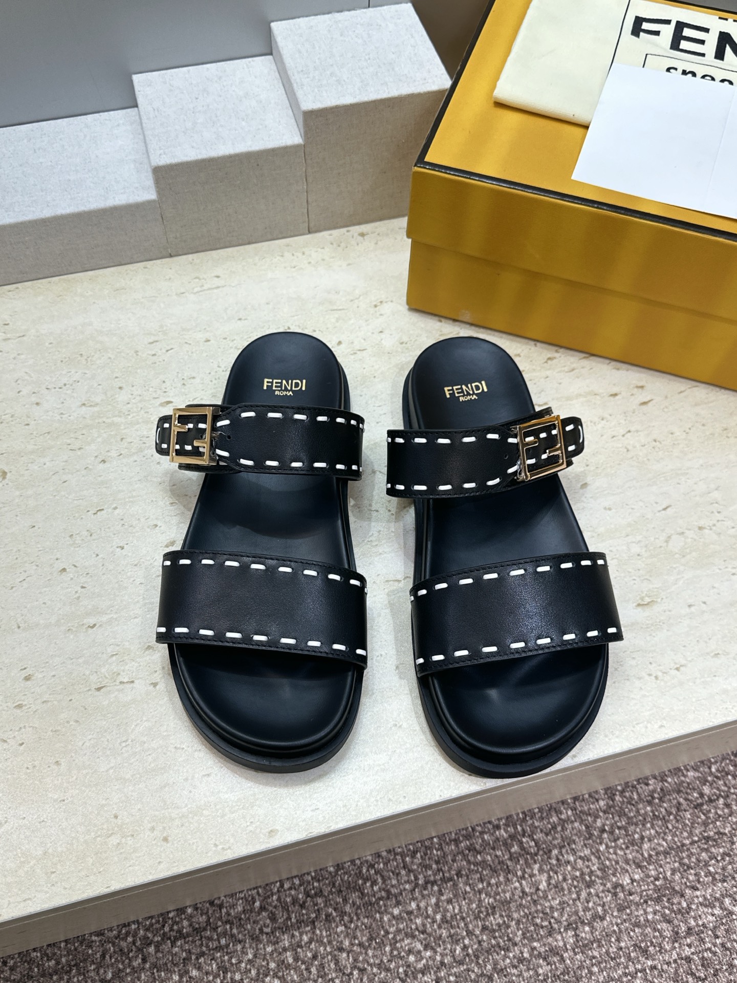 펜디 필 레더 슬라이드