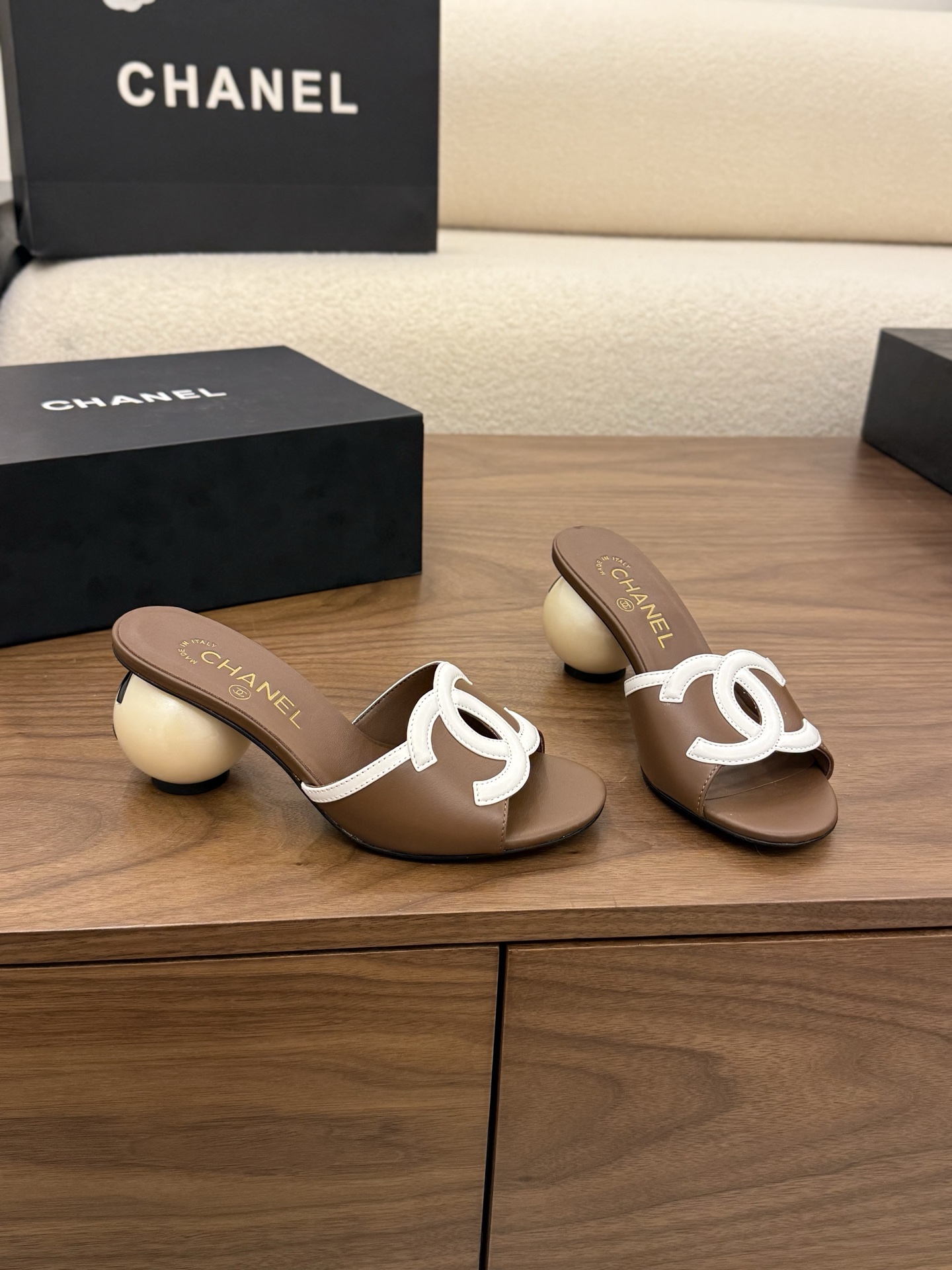 샤넬 2026 더블 C 진주 힐 샌들 7cm