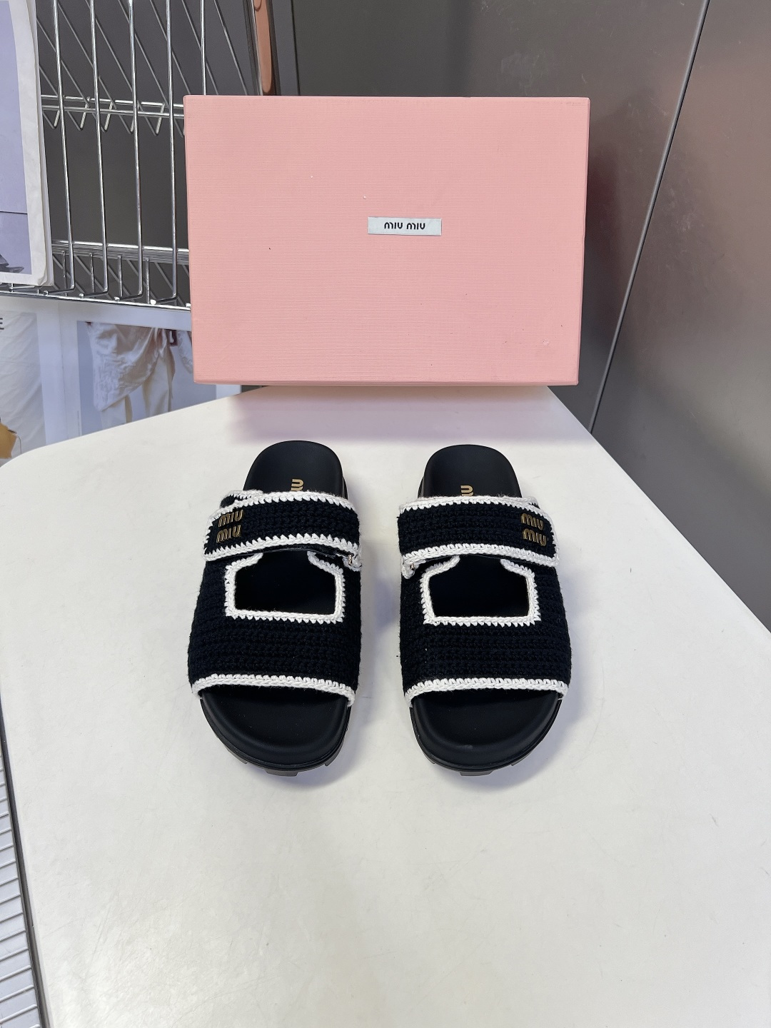 미우미우 26SS 크로셰 벨크로 샌들