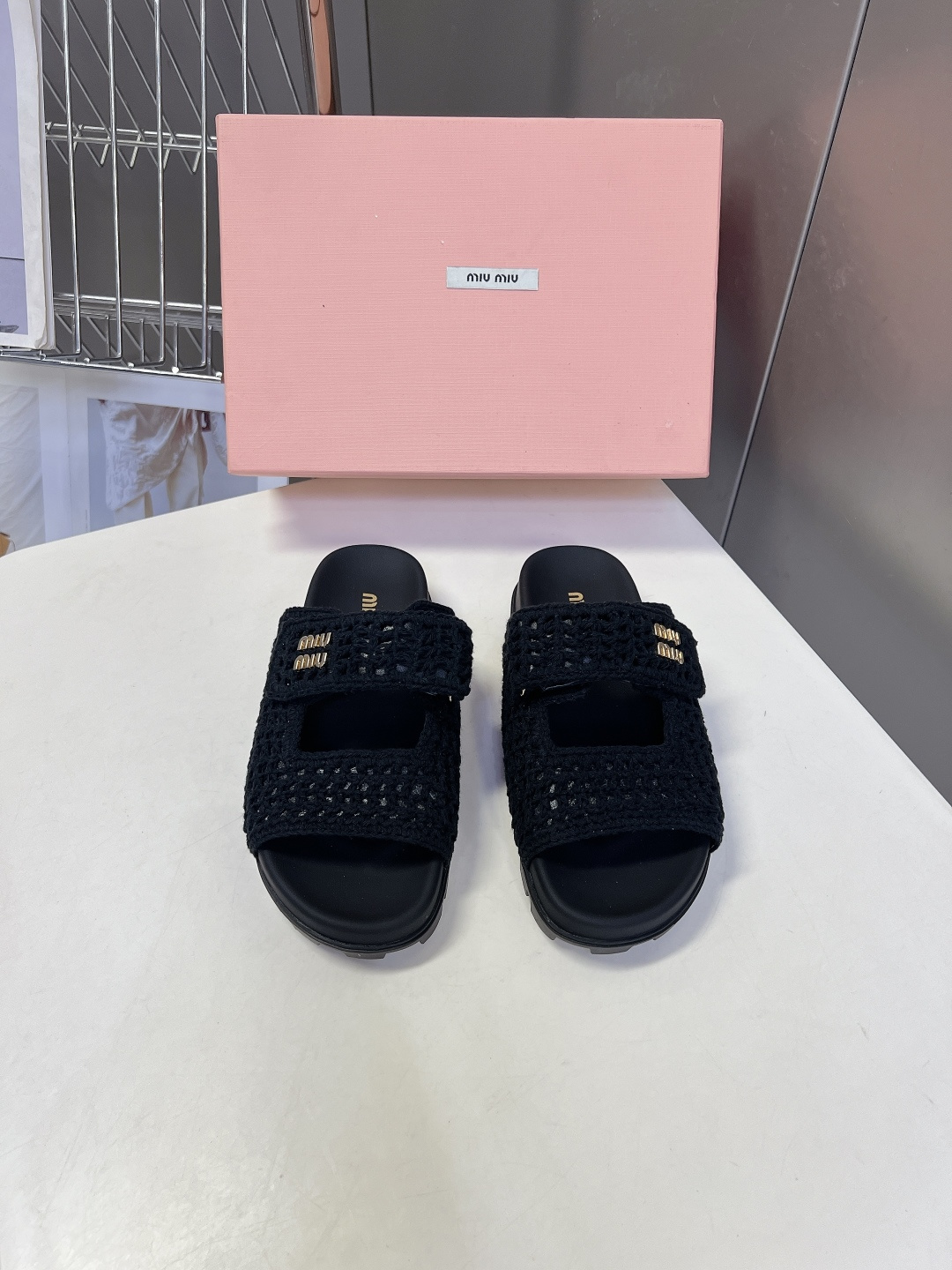 미우미우 26SS 크로셰 벨크로 샌들