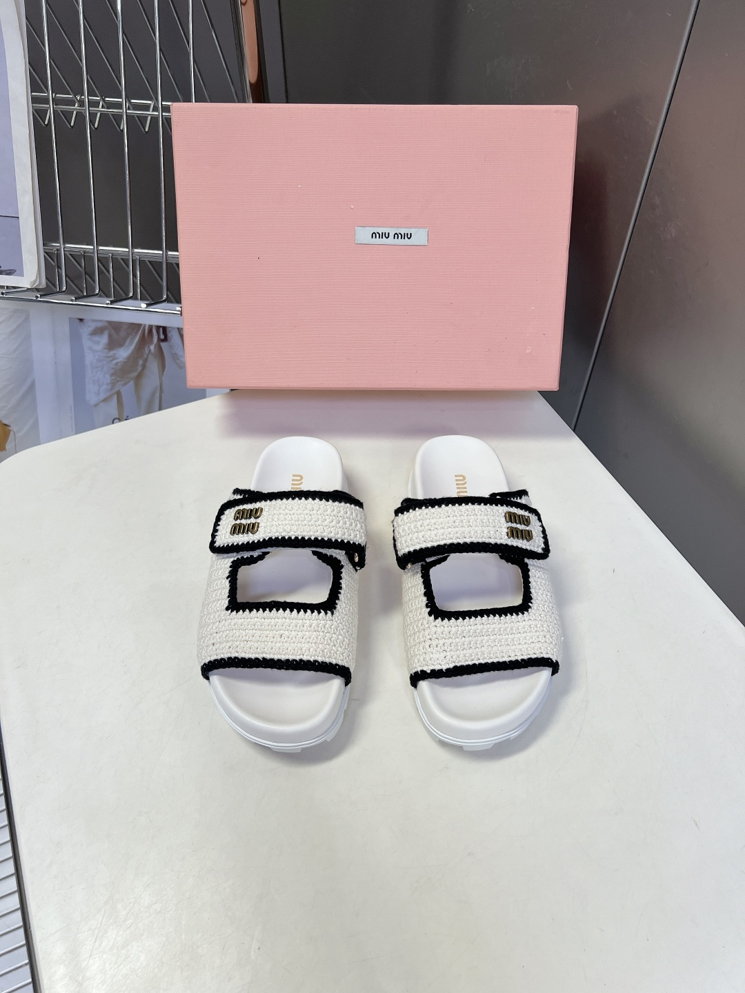 미우미우 26SS 크로셰 벨크로 샌들