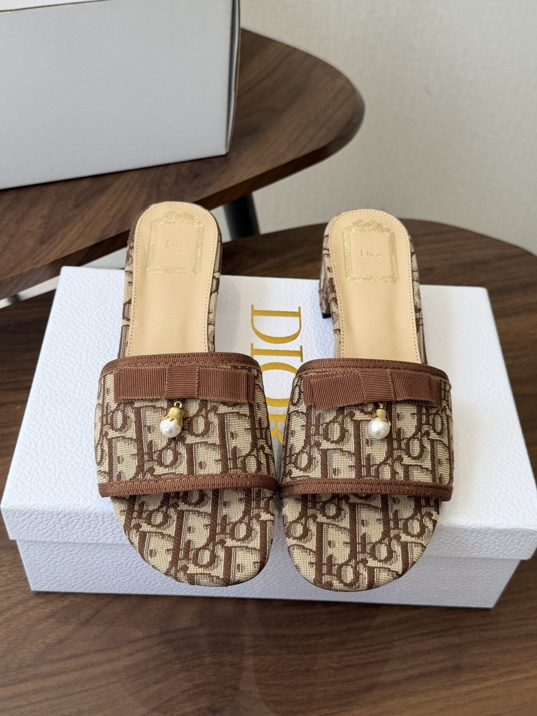 디올 블록힐 샌들