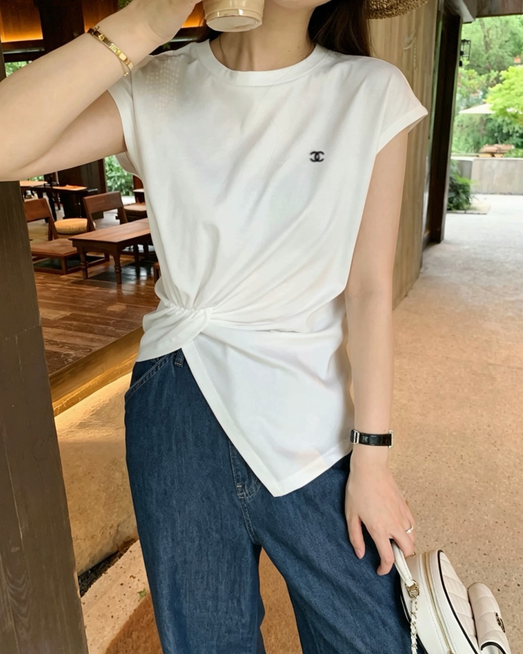 샤넬 26 신상 더블C 자수 티