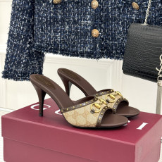 구찌 26 GG 모노그램 홀스빗 힐 샌들