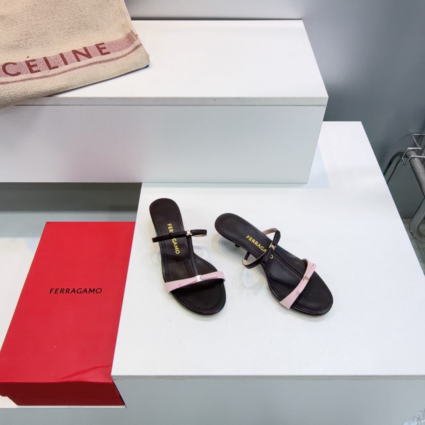 페라가모 리본 T스트랩 키튼힐 샌들 4cm