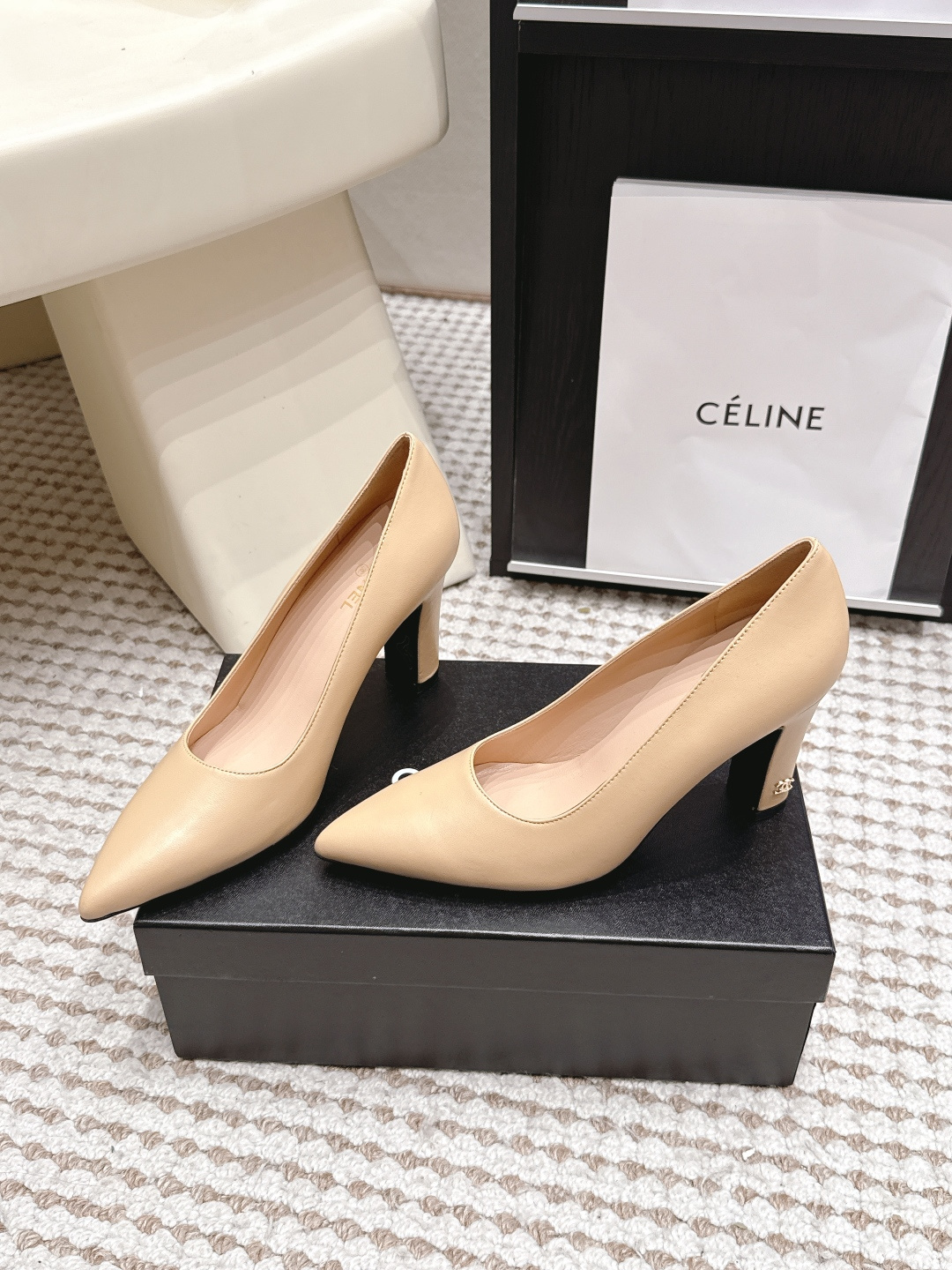 샤넬 26 신상 포인트 토 펌프스 9.5cm