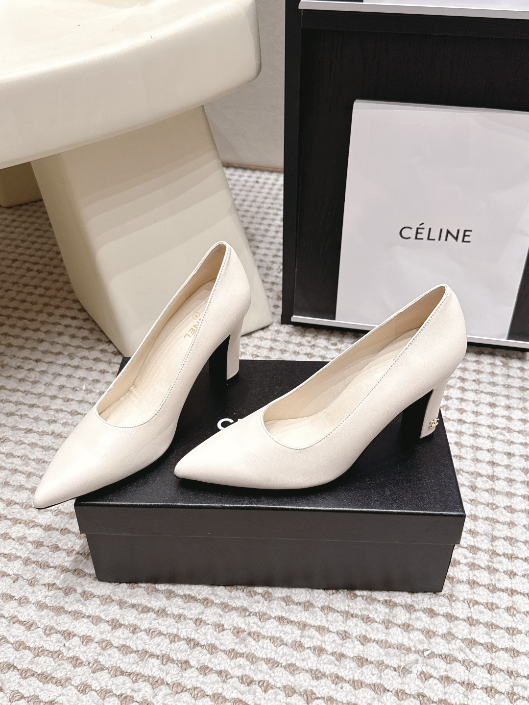 샤넬 26 신상 포인트 토 펌프스 9.5cm