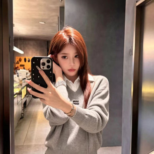 미우미우 2026 초가을 신상 카라 니트