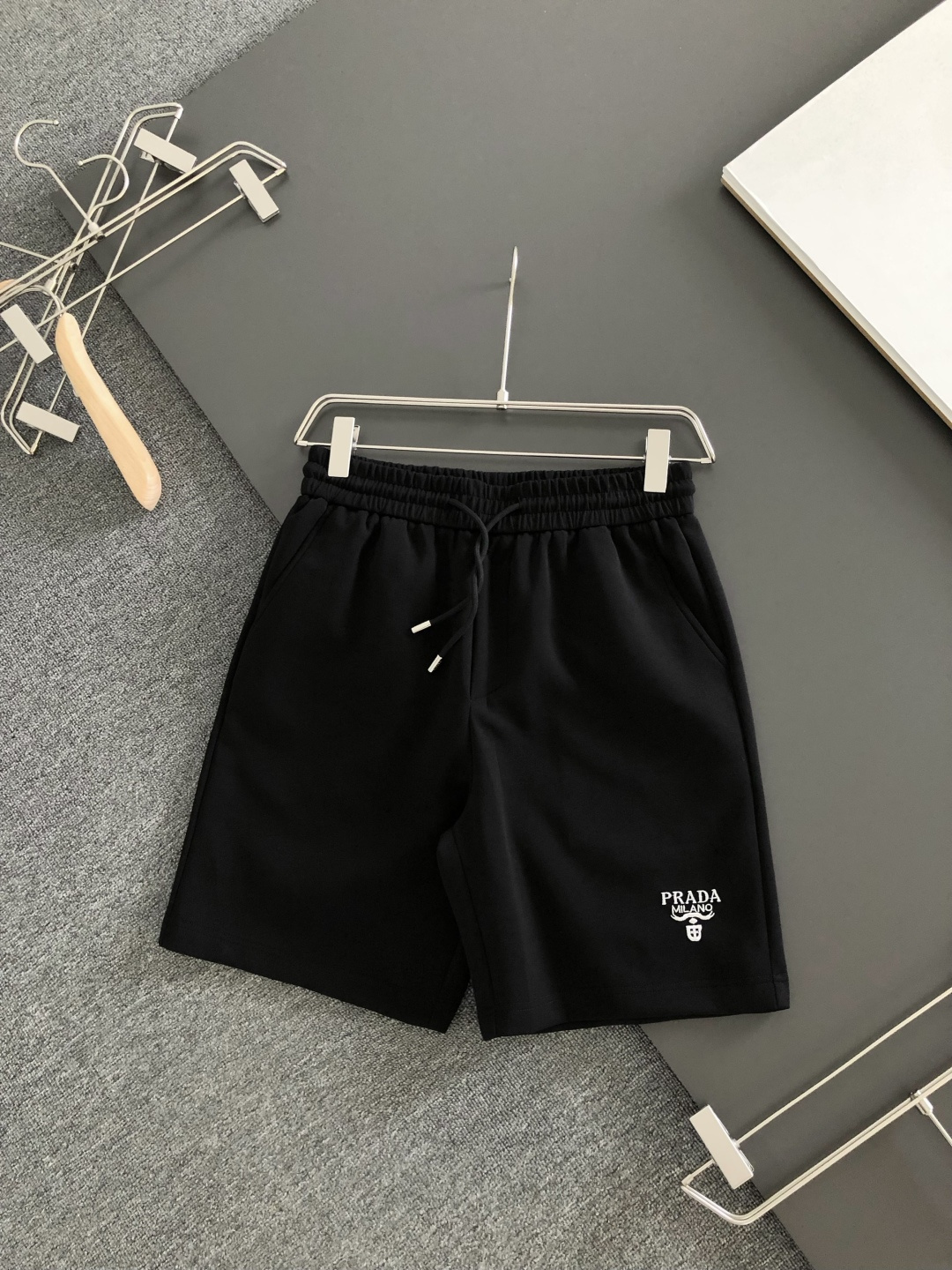 프라다 26SS 신상 반바지