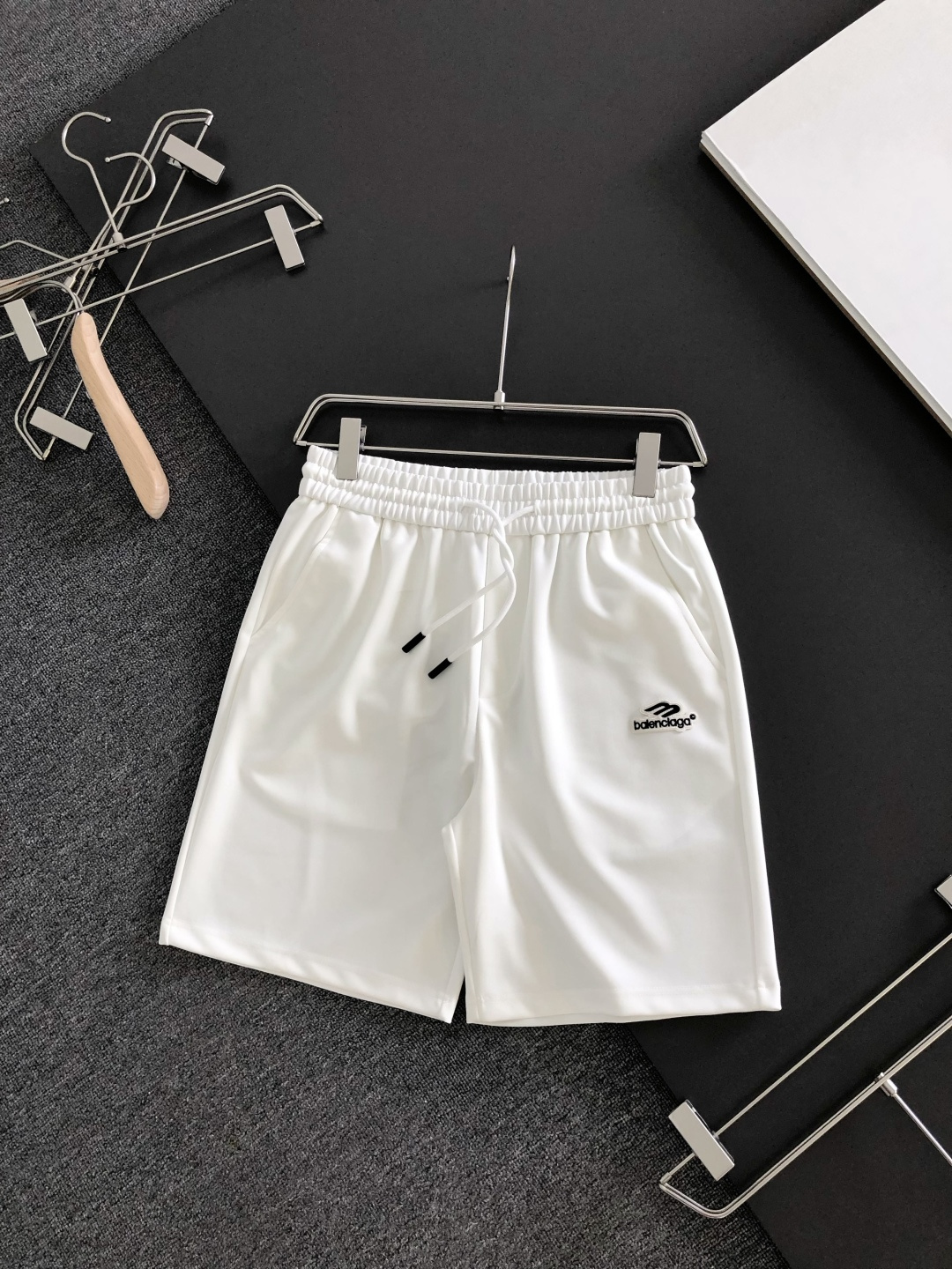 발렌시아가 26SS 신상 반바지
