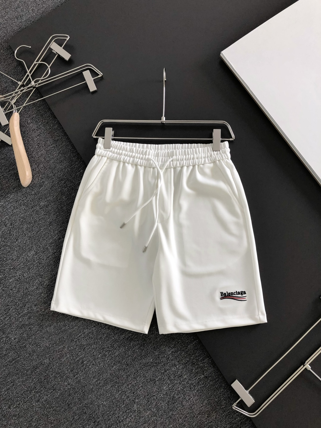 발렌시아가 26SS 신상 반바지
