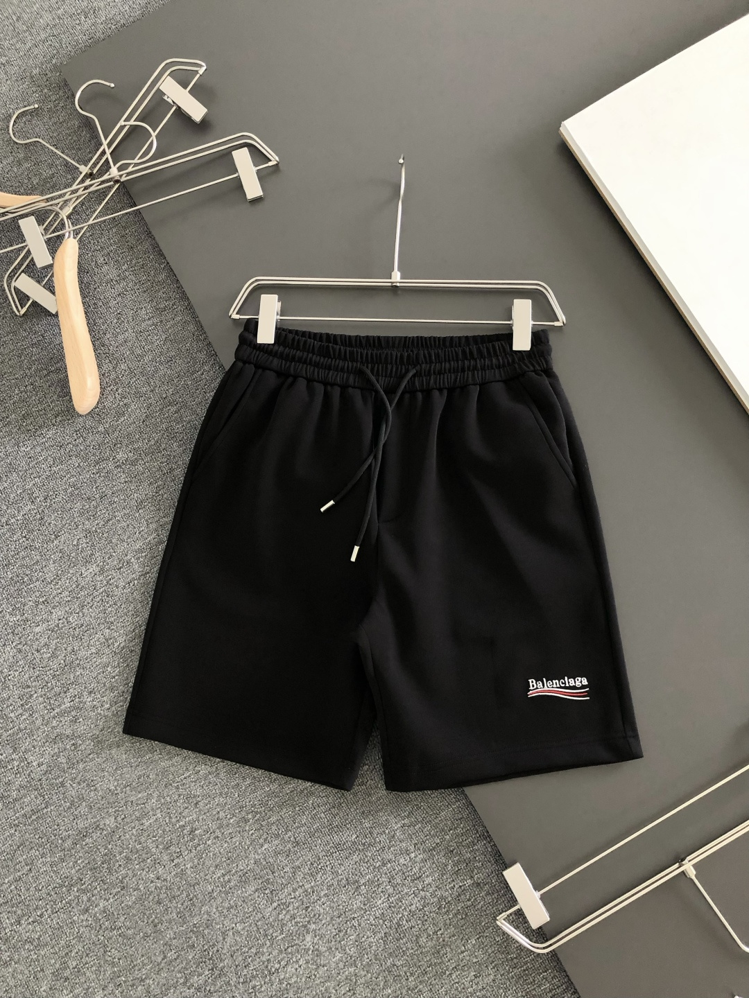 발렌시아가 26SS 신상 반바지