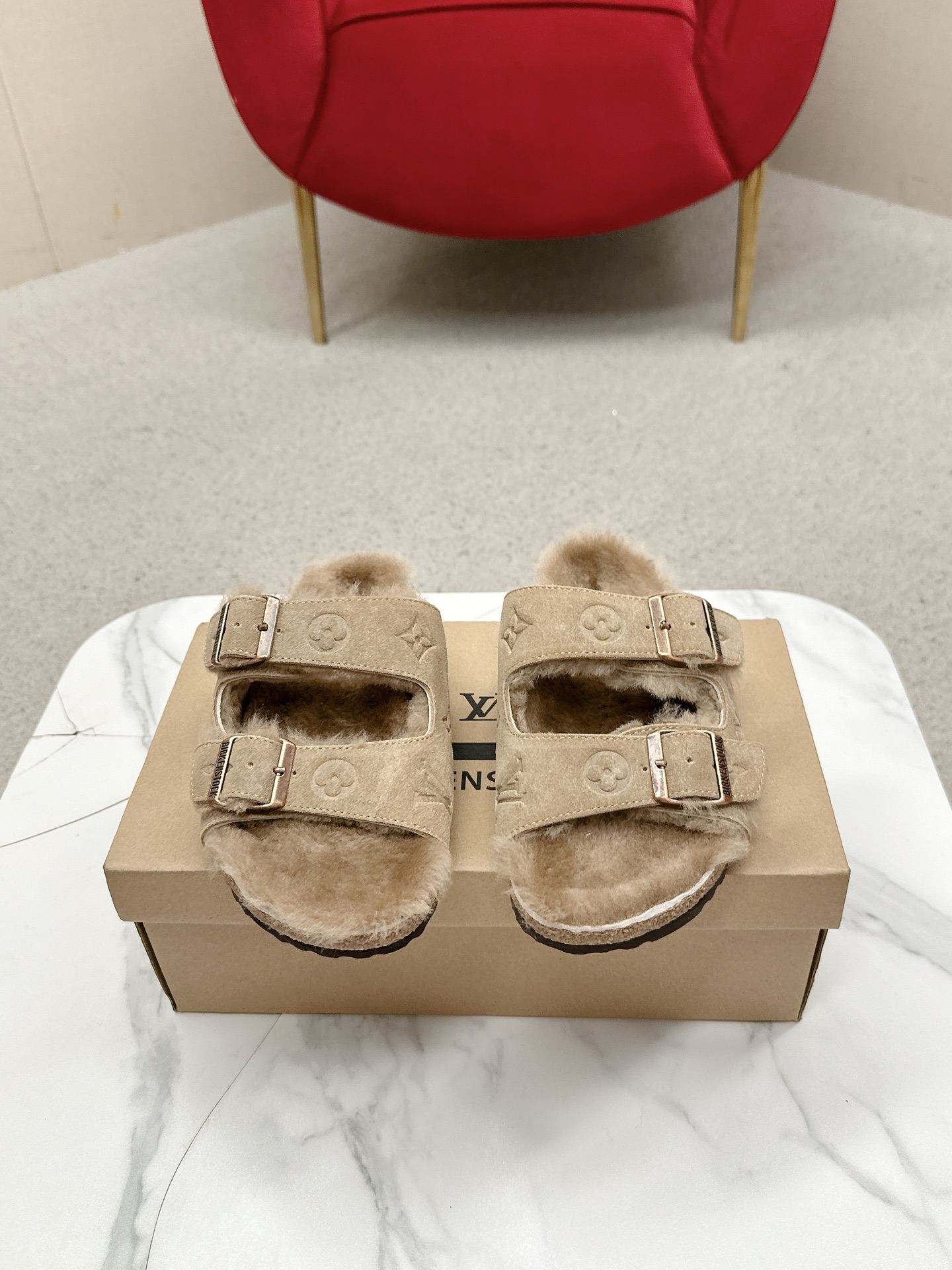 루이비통 플랫 퍼 샌들