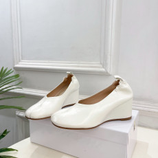 마르지엘라 26SS 타비 웨지 펌프스 6cm