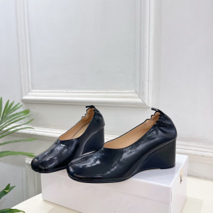 마르지엘라 26SS 타비 웨지 펌프스 6cm