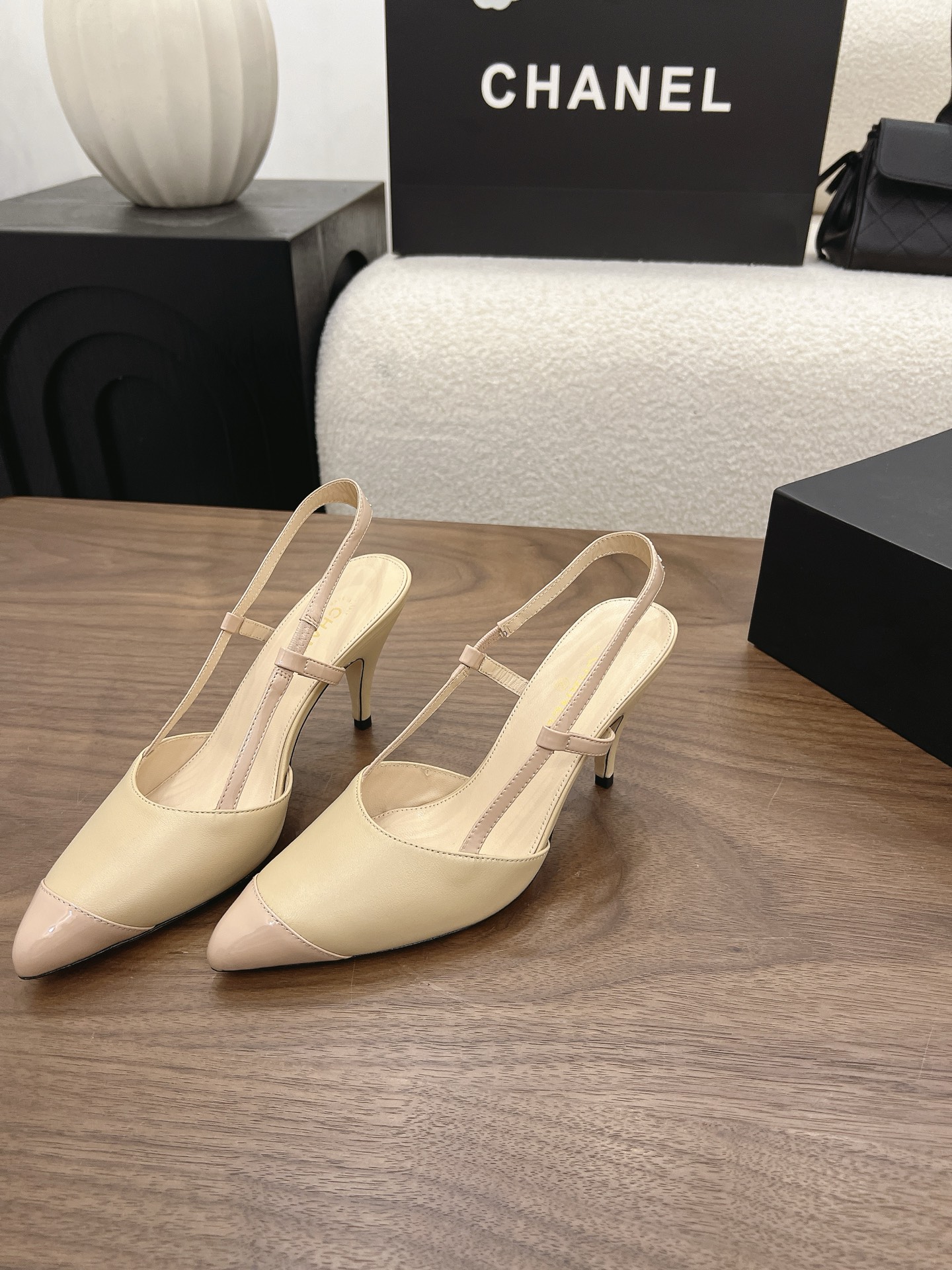 샤넬 2026 포인티드 토 슬링백 8.5cm