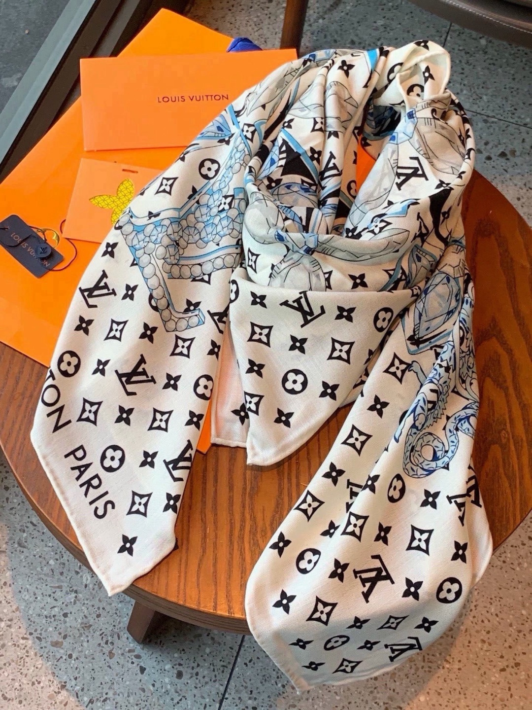 루이비통 LV × TM 실크 숄