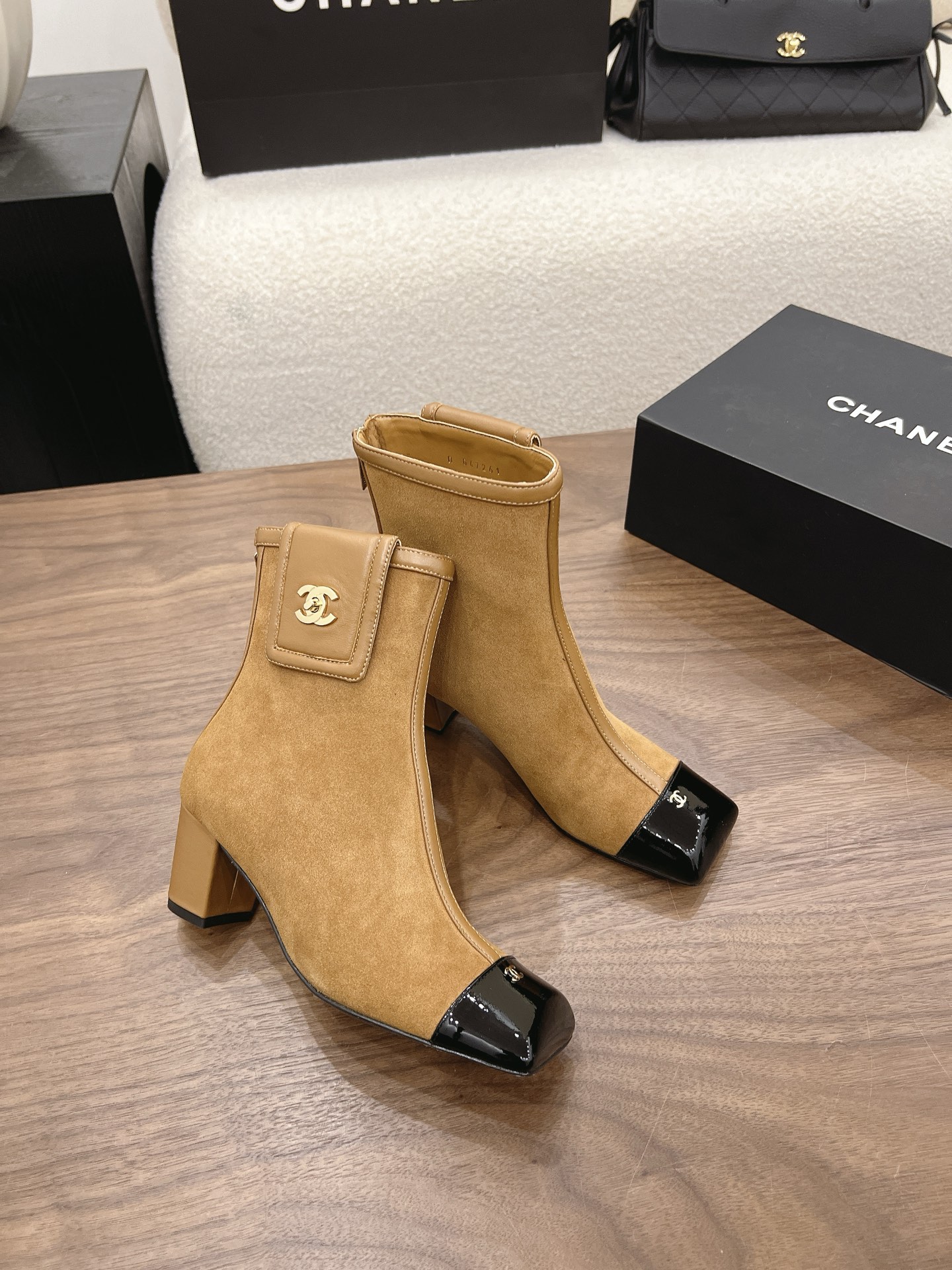 샤넬 2026 청키힐 스퀘어 토 앵클부츠 6cm