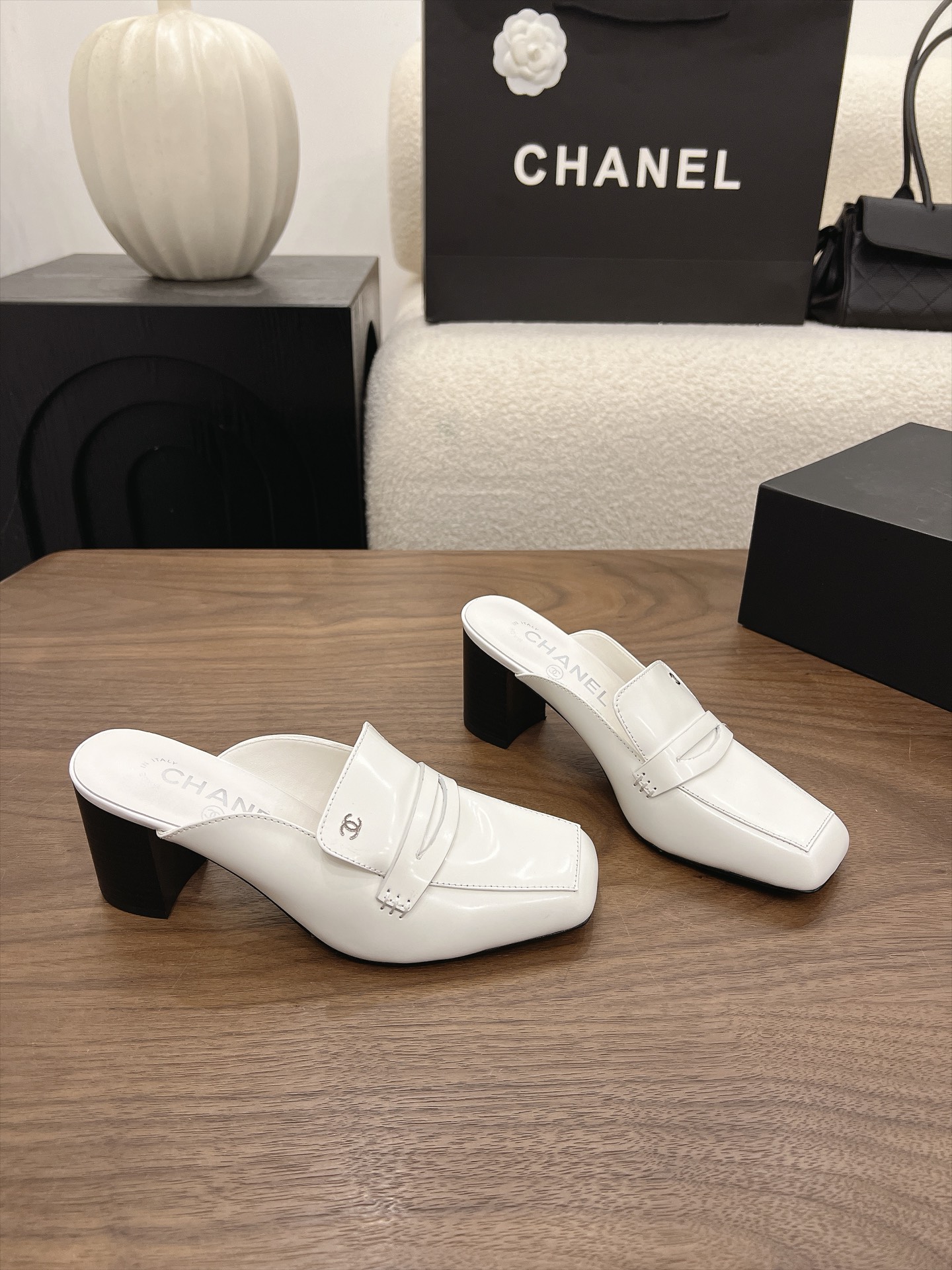 샤넬 26B 스퀘어 토 힐 뮬 6.5cm