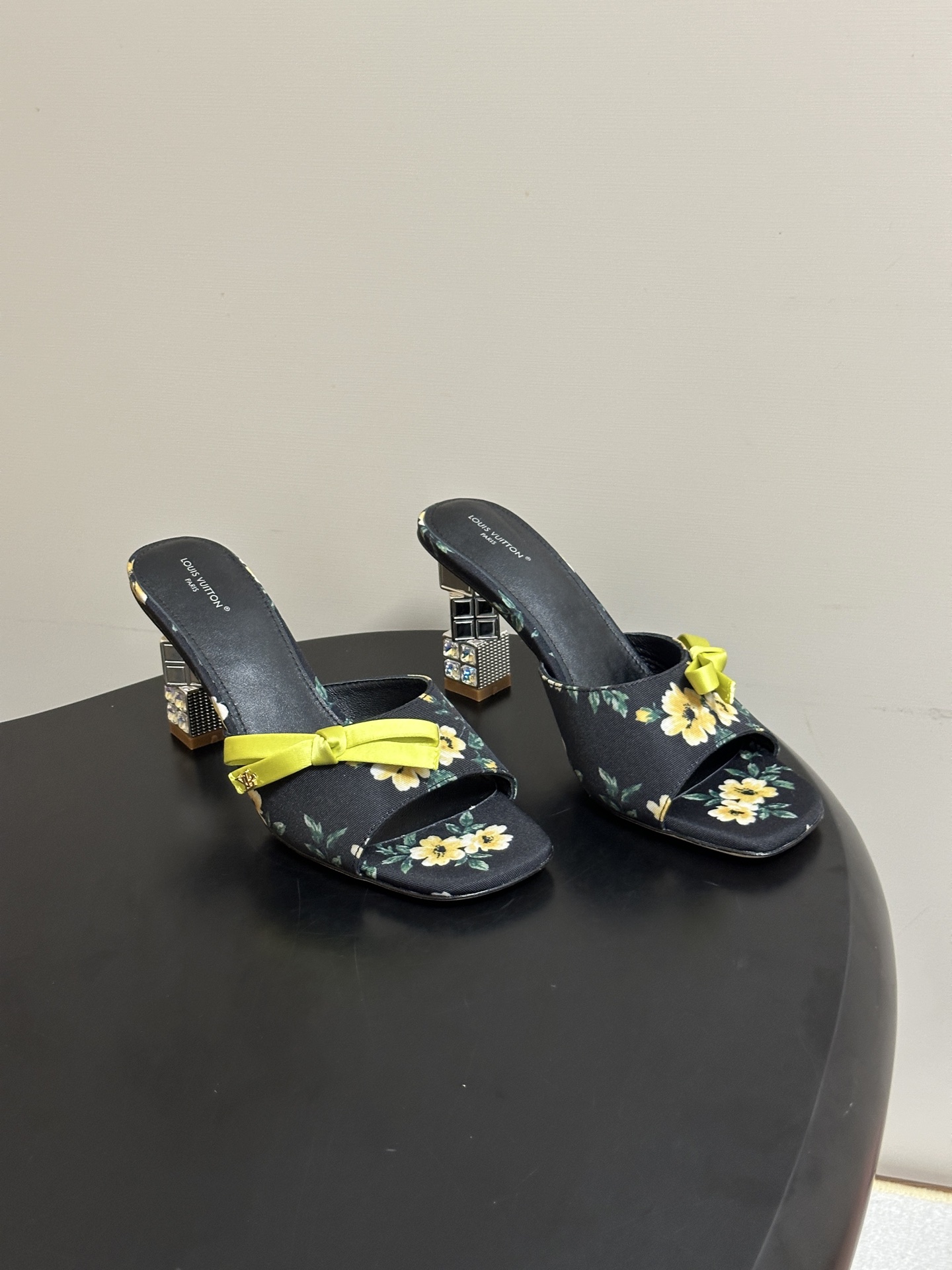루이비통 26SS 큐브 뮬 8cm