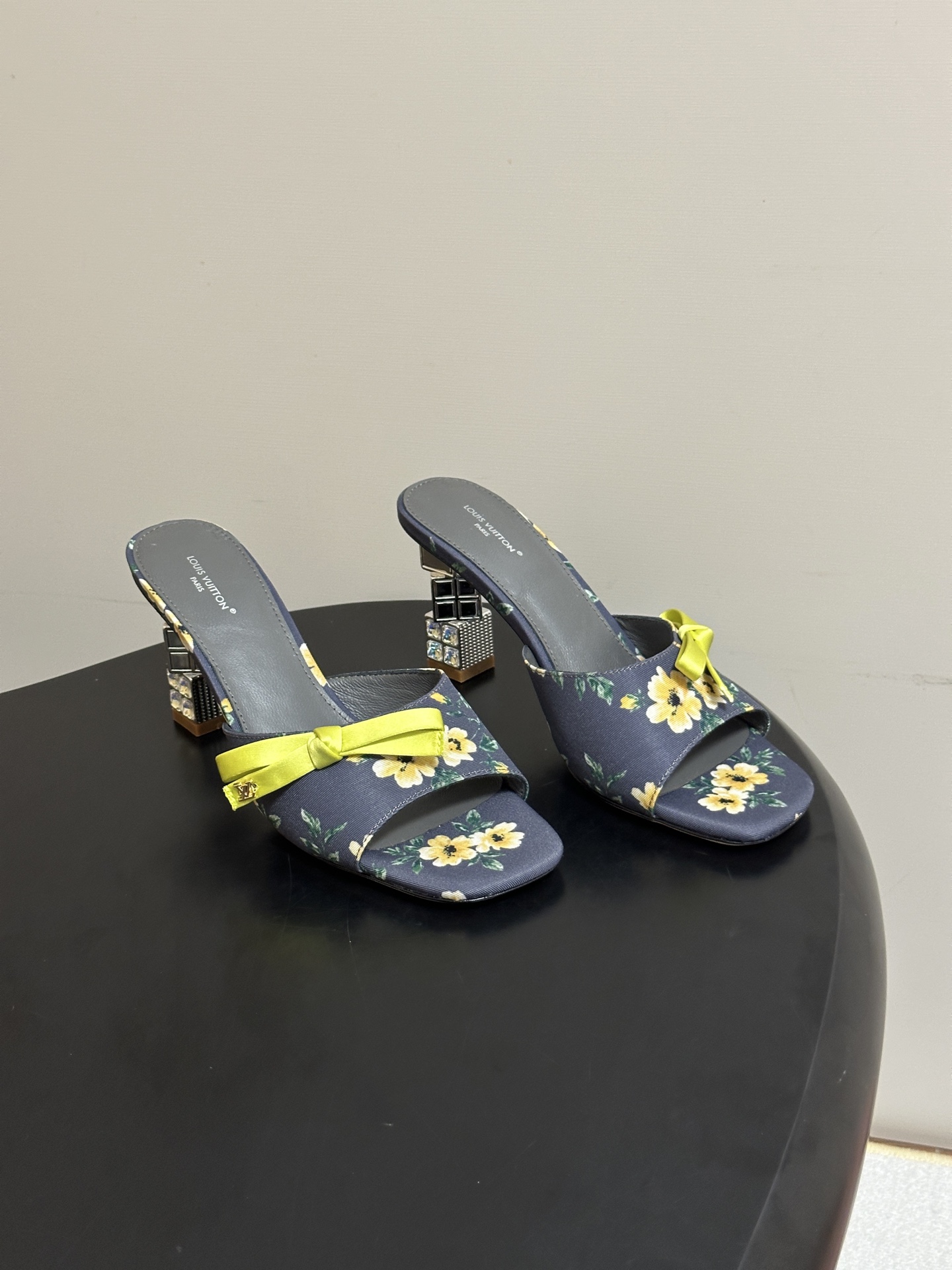루이비통 26SS 큐브 뮬 8cm