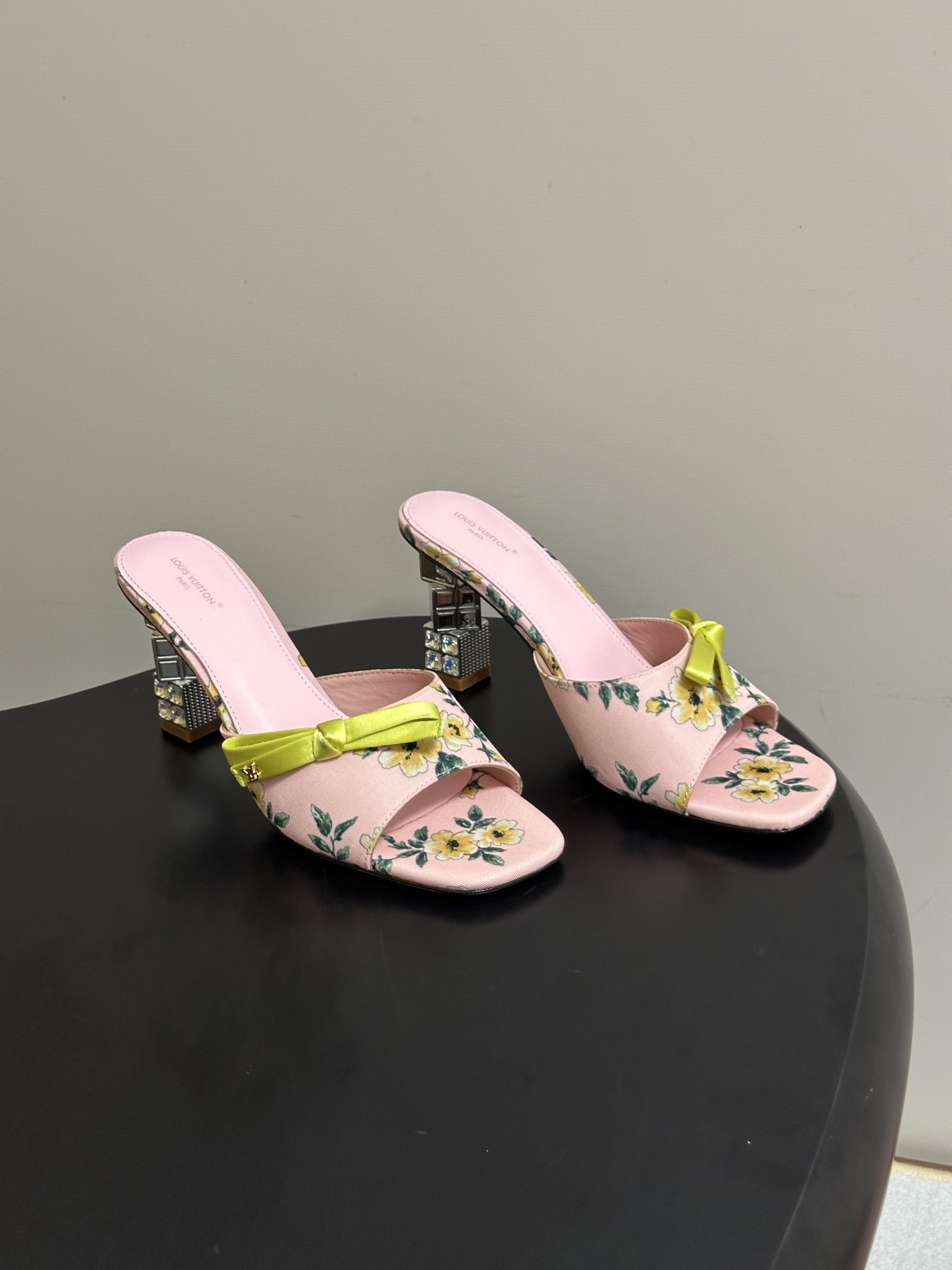 루이비통 26SS 큐브 뮬 8cm