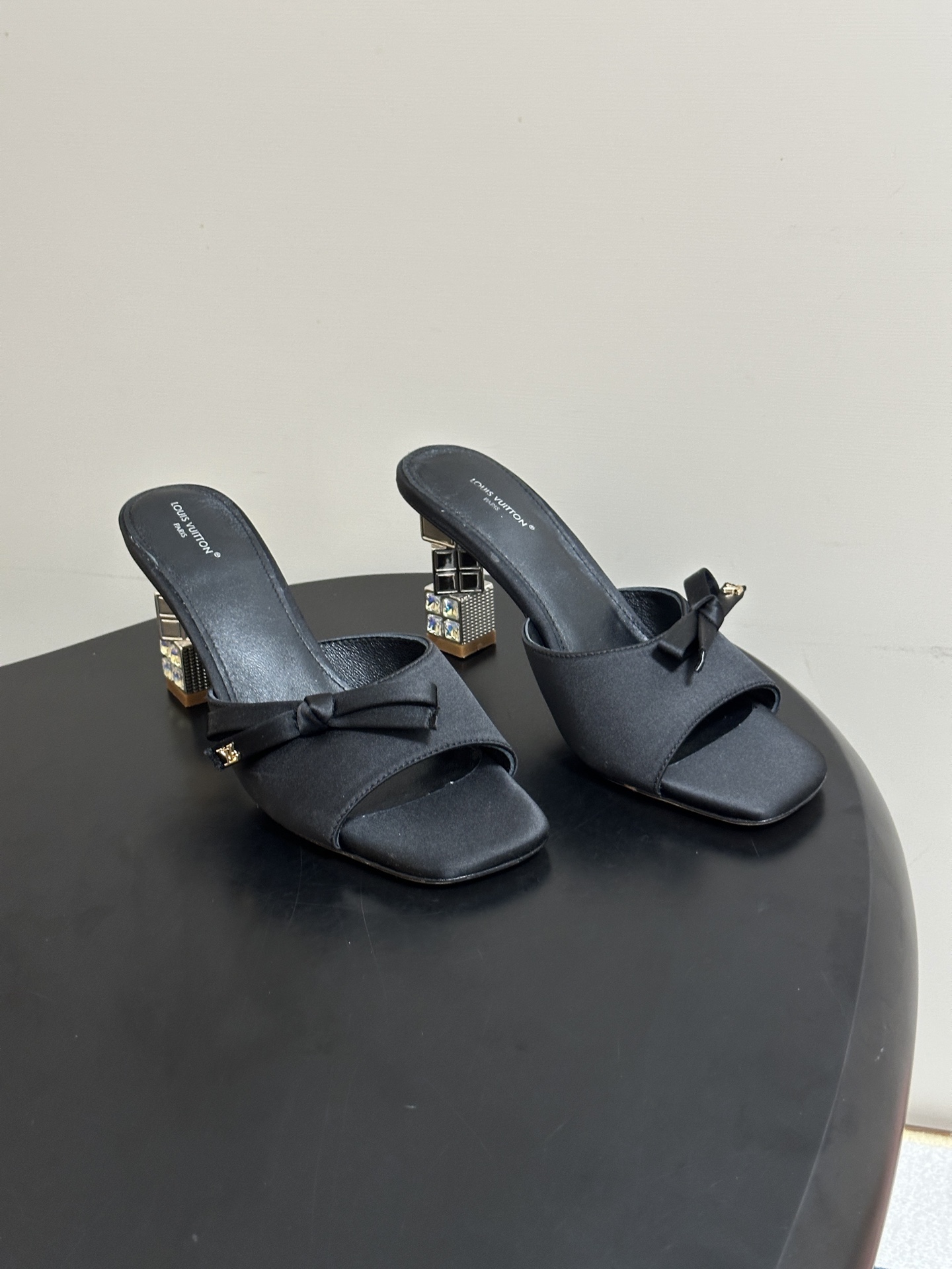 루이비통 26SS 큐브 뮬 8cm