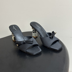 루이비통 26SS 큐브 뮬 8cm