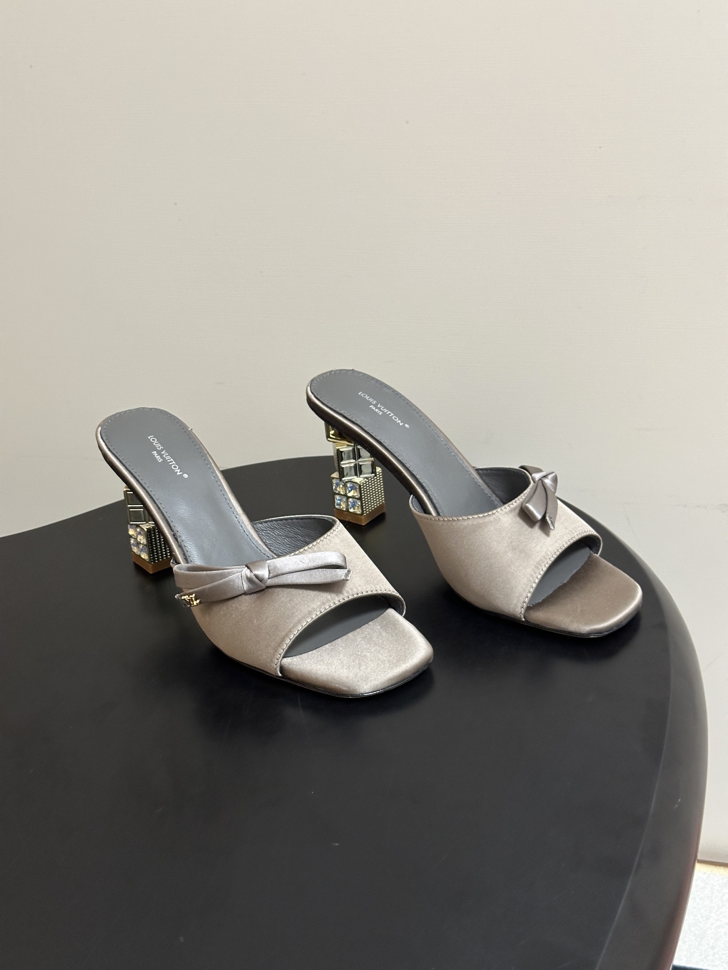 루이비통 26SS 큐브 뮬 8cm