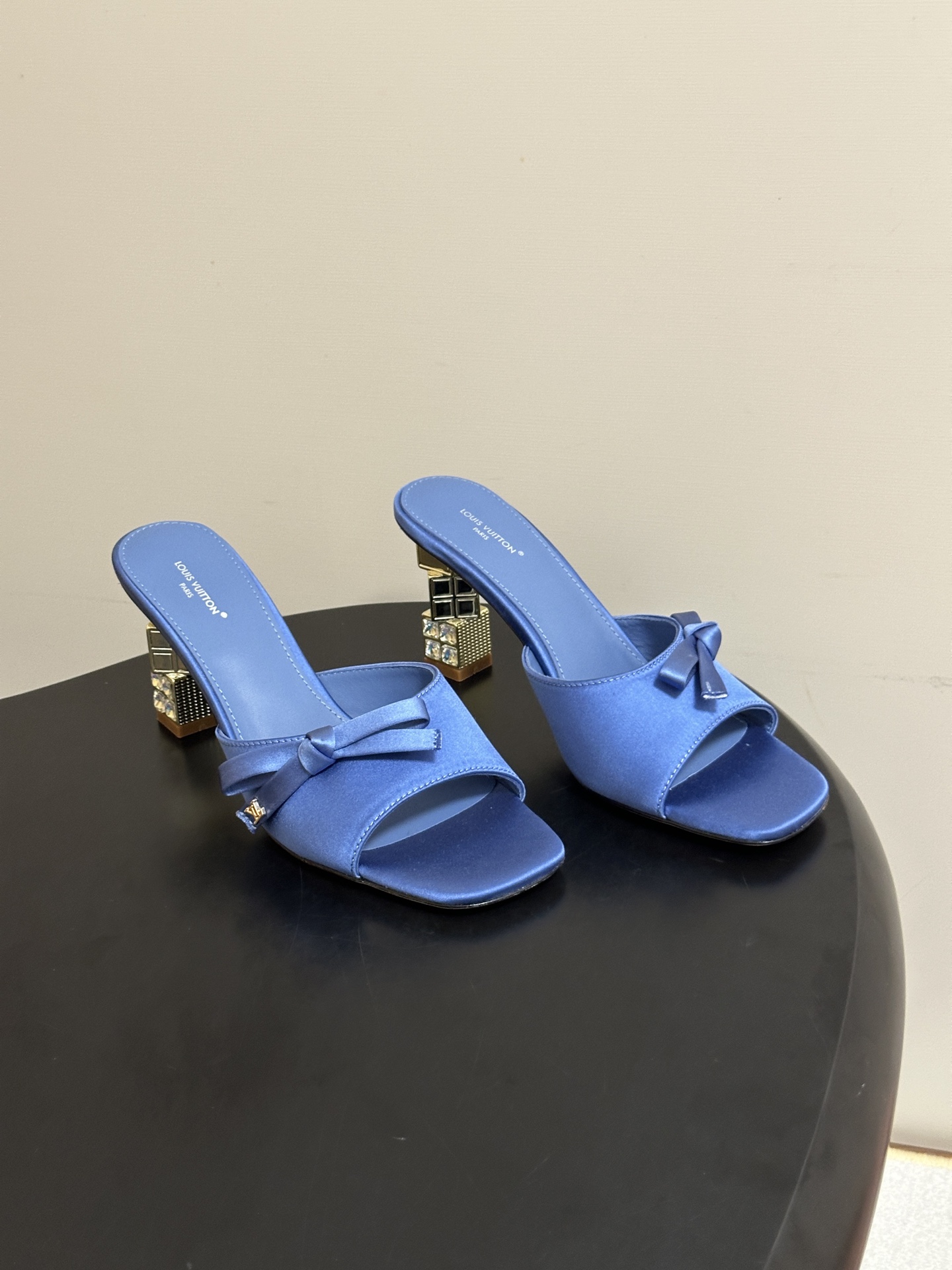 루이비통 26SS 큐브 뮬 8cm