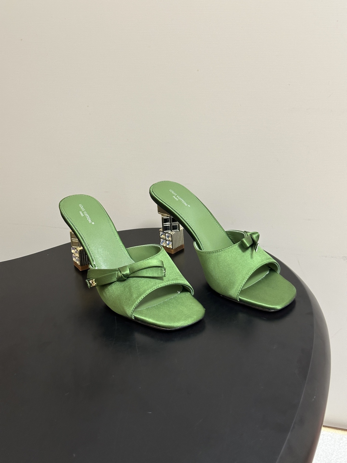 루이비통 26SS 큐브 뮬 8cm