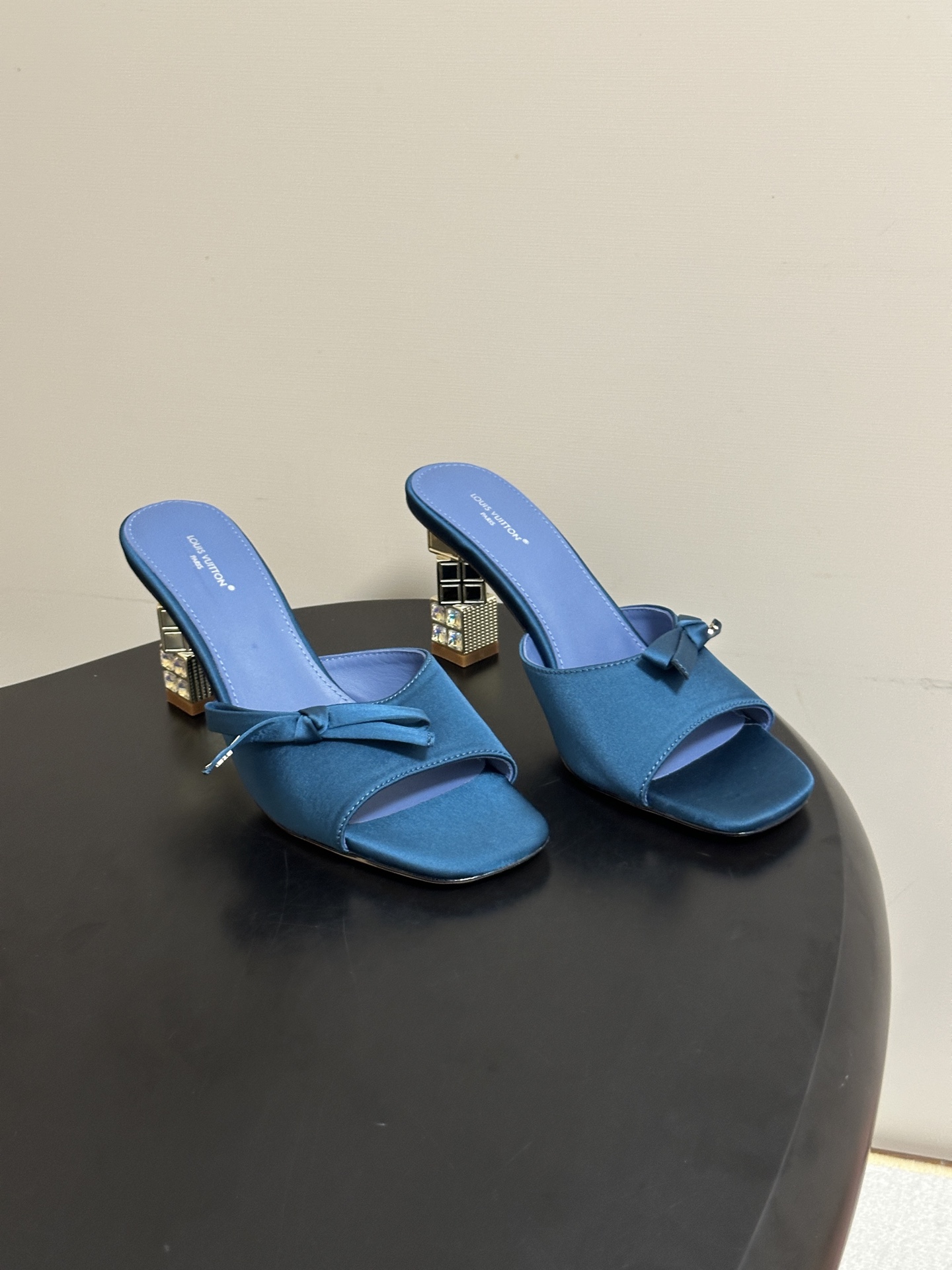 루이비통 26SS 큐브 뮬 8cm