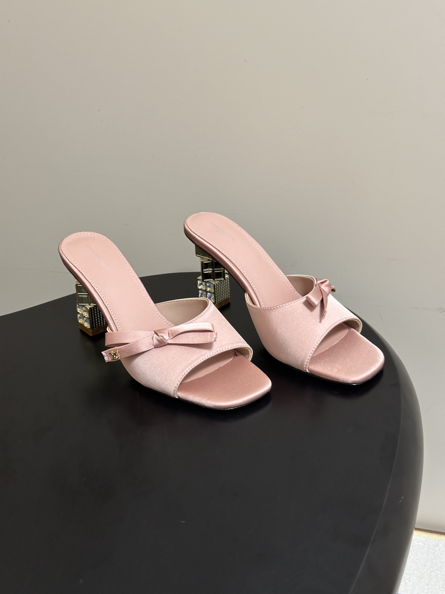 루이비통 26SS 큐브 뮬 8cm