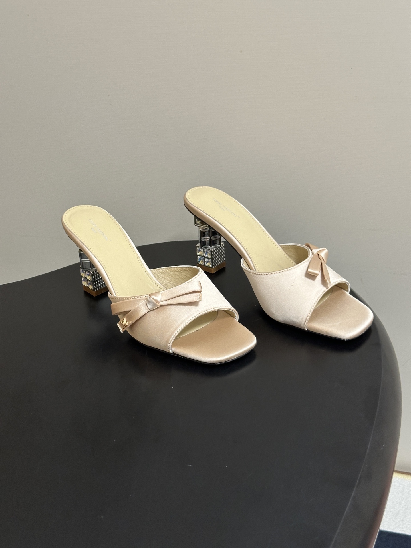 루이비통 26SS 큐브 뮬 8cm