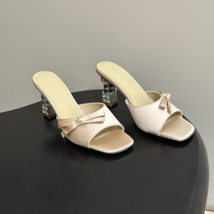 루이비통 26SS 큐브 뮬 8cm