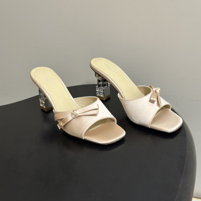 루이비통 26SS 큐브 뮬 8cm