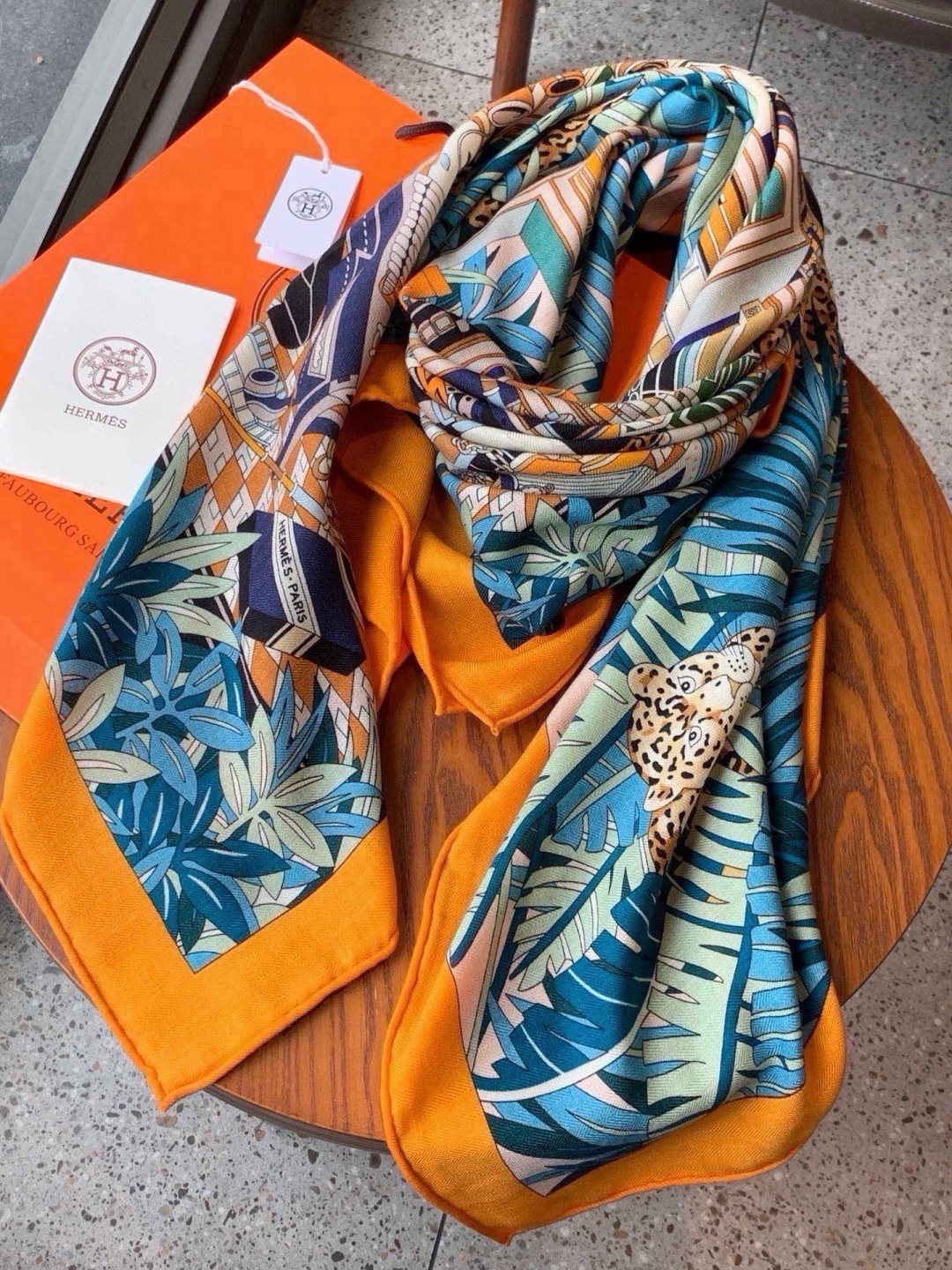 에르메스 Les 12 Leopards shawl 스카프