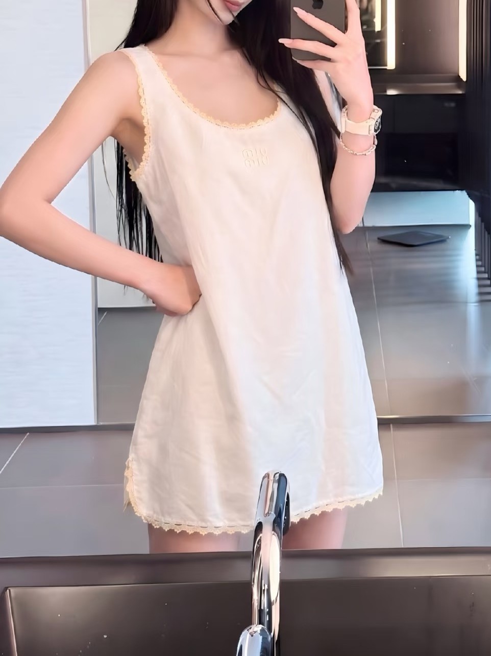 미우미우 26SS 초가을 민소매 원피스