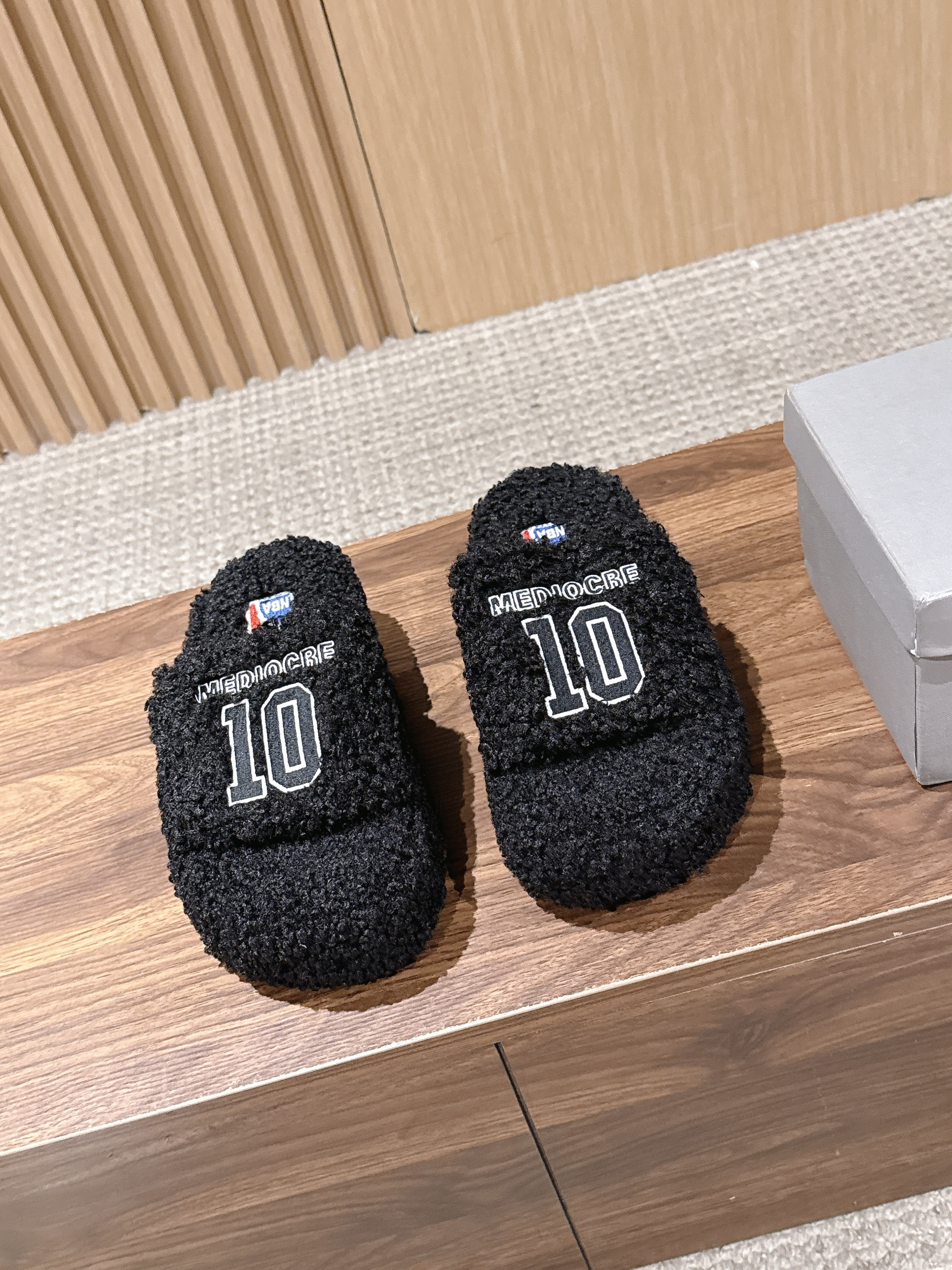 발렌시아가 x NBA 퍼 샌들