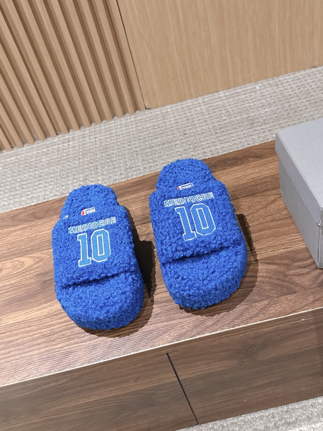 발렌시아가 x NBA 퍼 샌들