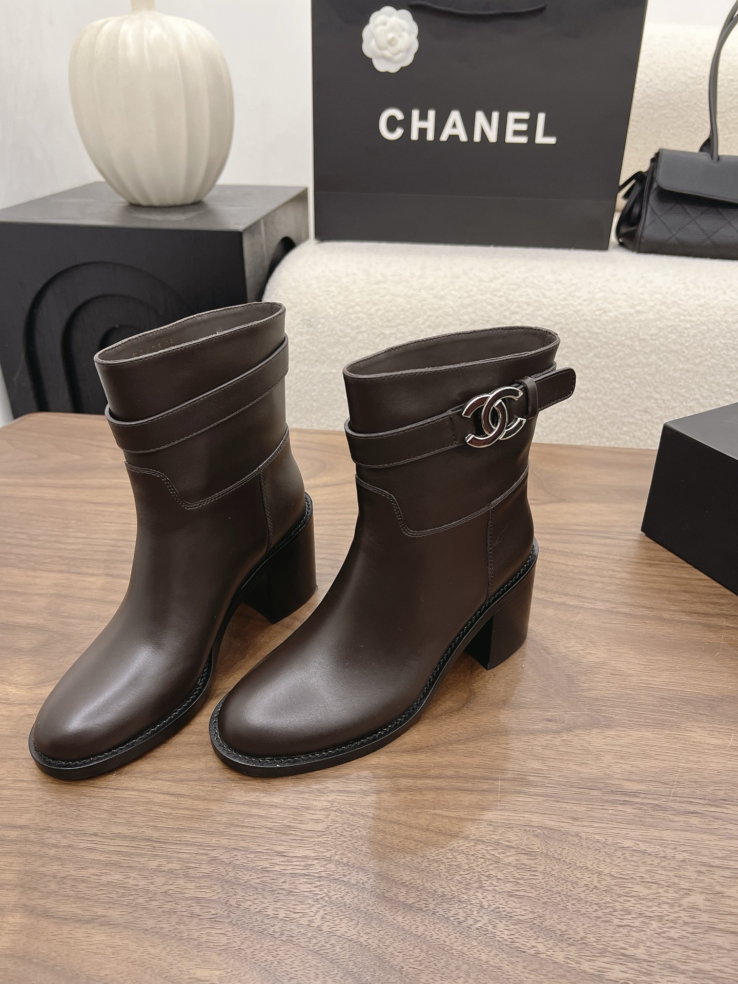 샤넬 26B 청키힐 쇼트부츠 6.5cm