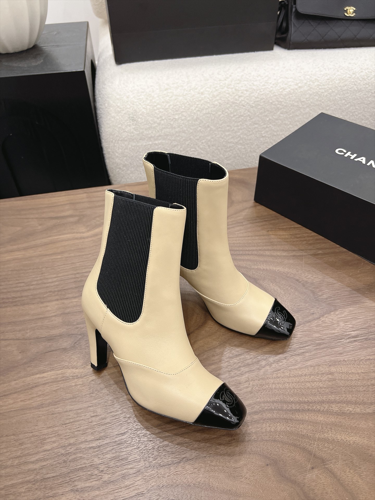 샤넬 26B 스퀘어토 힐 쇼트부츠 8.5cm