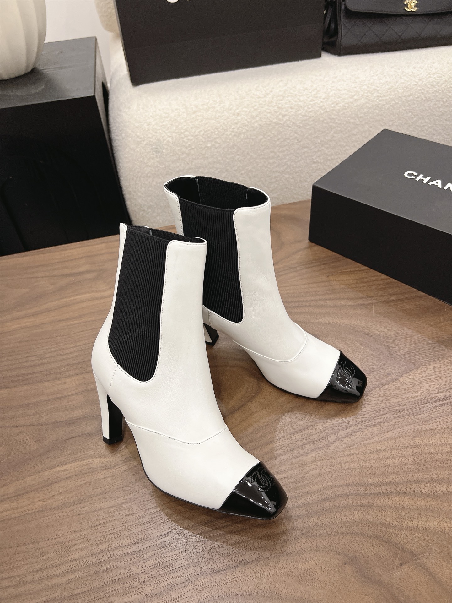 샤넬 26B 스퀘어토 힐 쇼트부츠 8.5cm