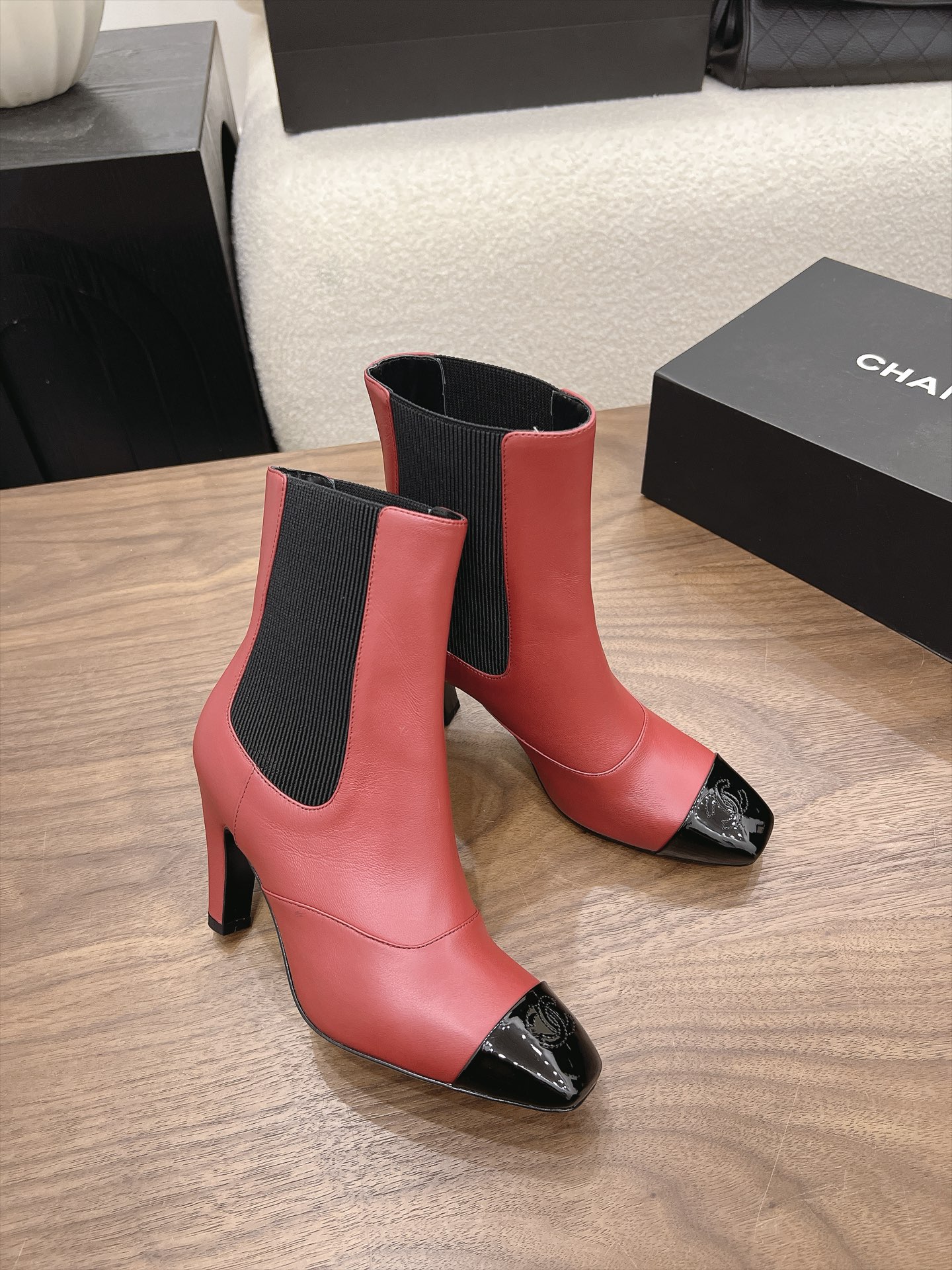 샤넬 26B 스퀘어토 힐 쇼트부츠 8.5cm