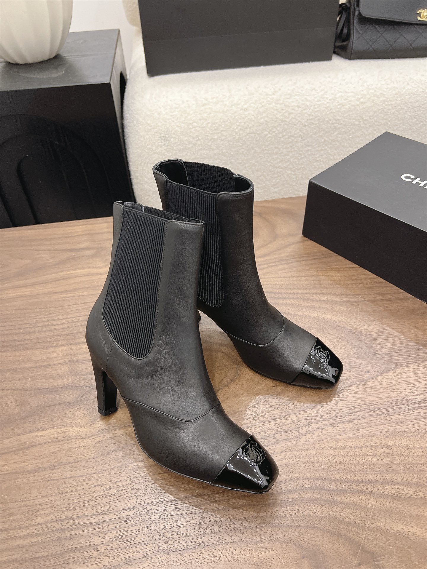 샤넬 26B 스퀘어토 힐 쇼트부츠 8.5cm