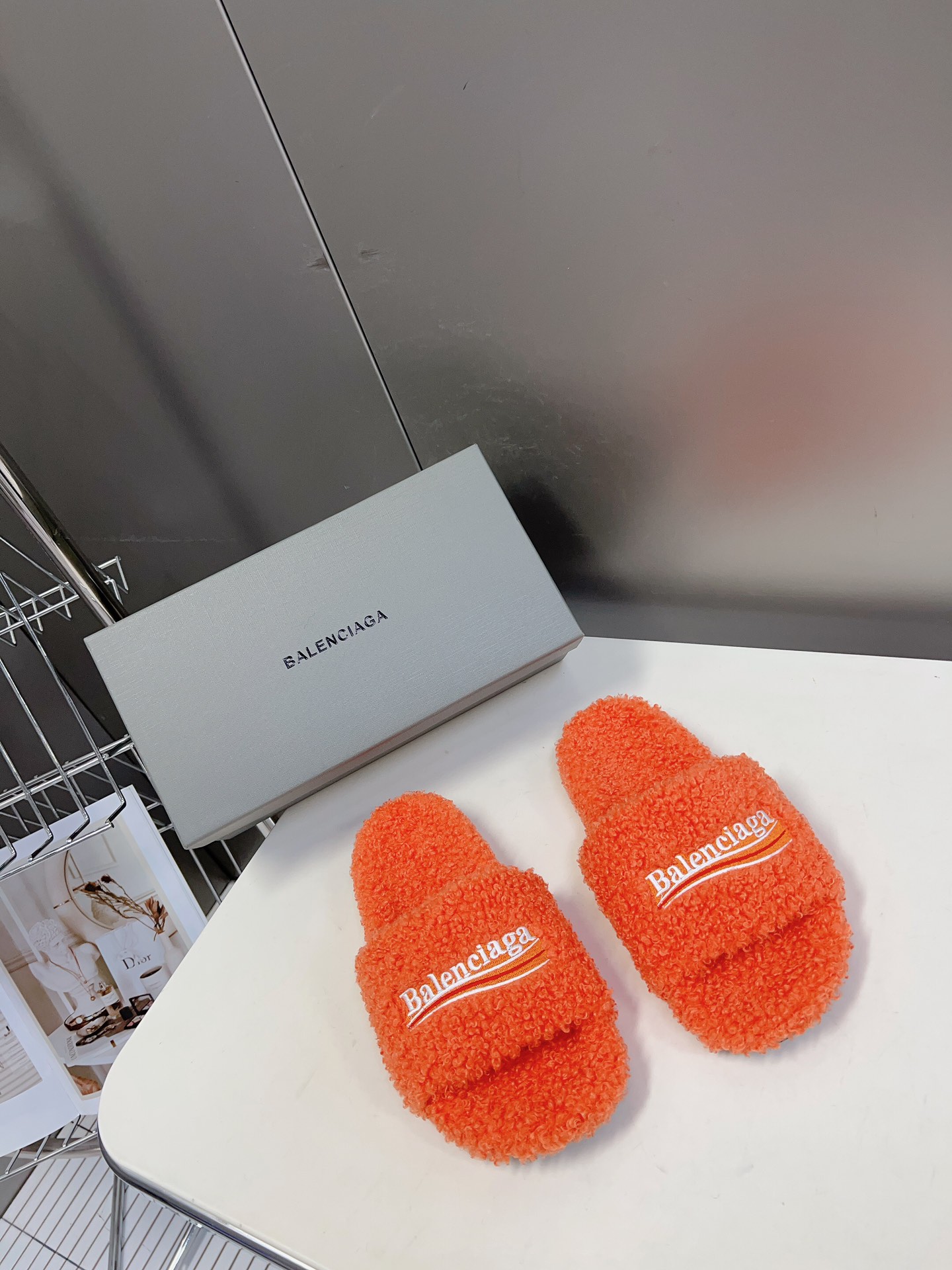 발렌시아가 26SS 신상 퍼 슬라이드