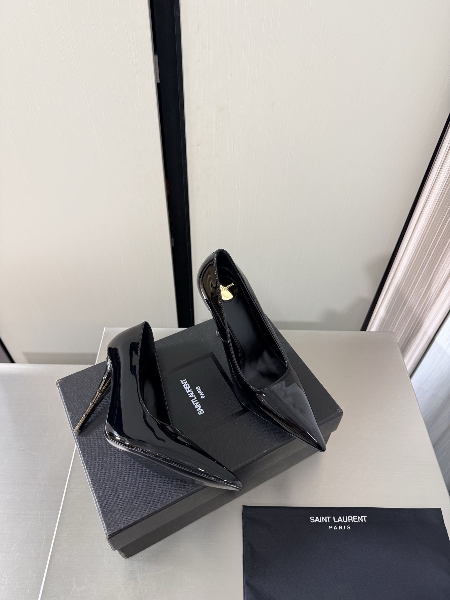생로랑 포인티드 토 펌프스 10.5cm