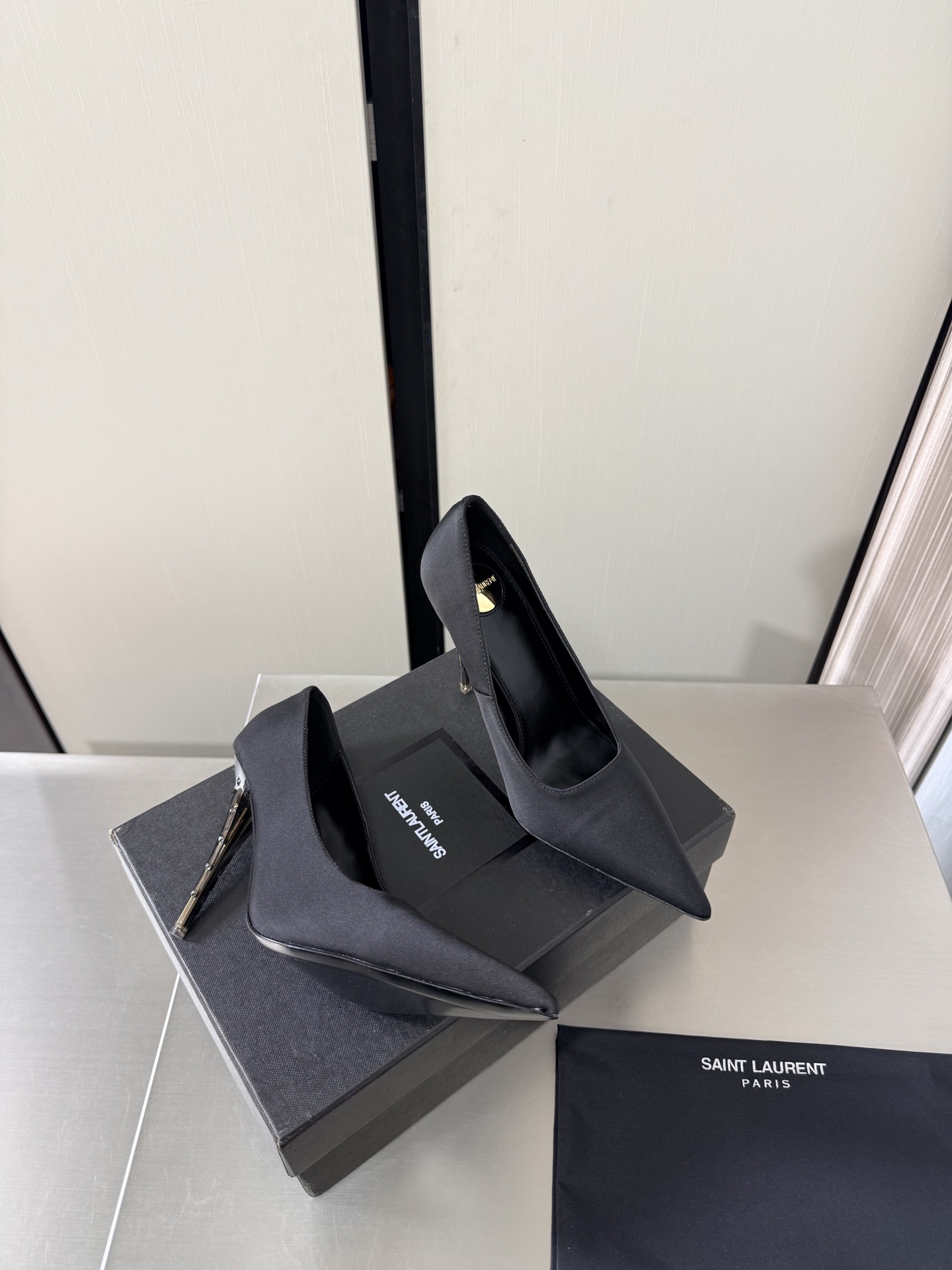 생로랑 포인티드 토 펌프스 10.5cm